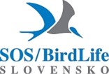 Logo SOS/BirdLife Slovensko - modrý nápis SOS/BirdLife a pod tým šedý nápis Slovensko, nad nápismi je piktogram lietajúceho vtáka modro-šedej farby