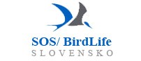 Logo SOS/BirdLife Slovensko - modrý nápis SOS/BirdLife a pod tým šedý nápis Slovensko, nad nápismi je piktogram lietajúceho vtáka modro-šedej farby